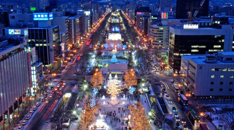 Vista nocturna desde arriba del Parque Odori y el Festival de la Nieve en Sapporo